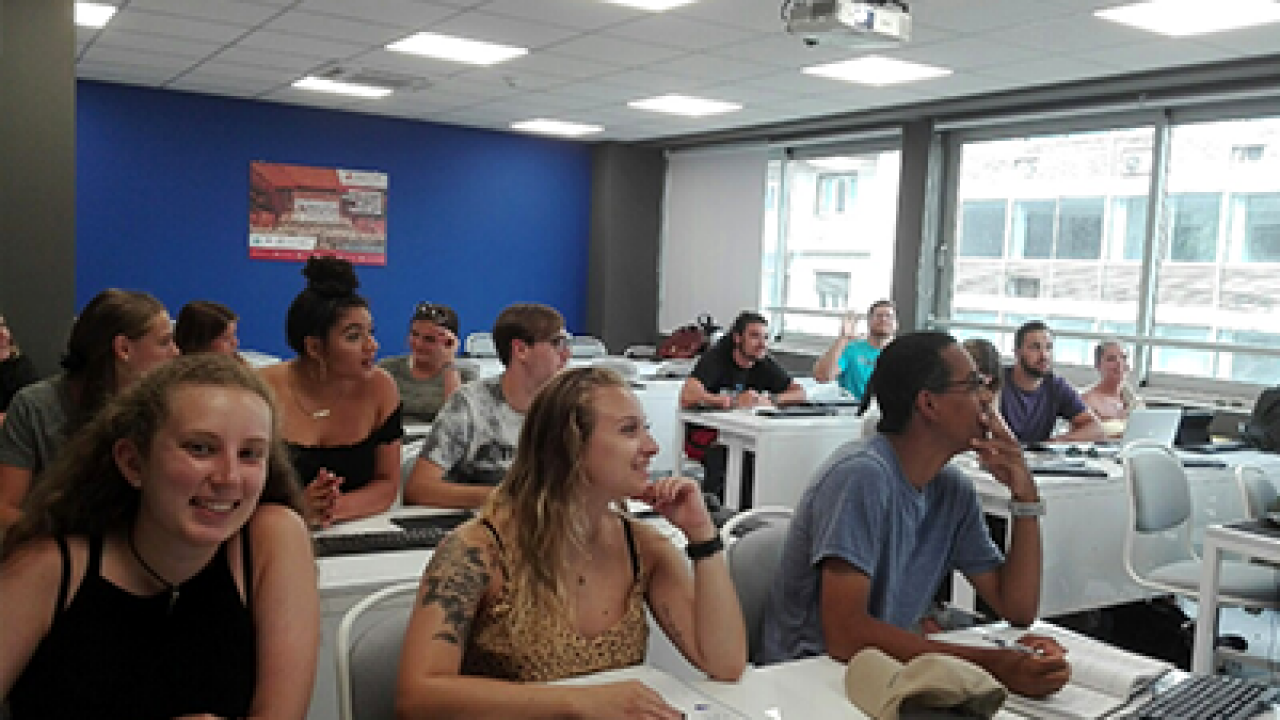 Φοιτητές και καθηγητές από το Mount Saint Mary College στο Μητροπολιτικό Κολλέγιο