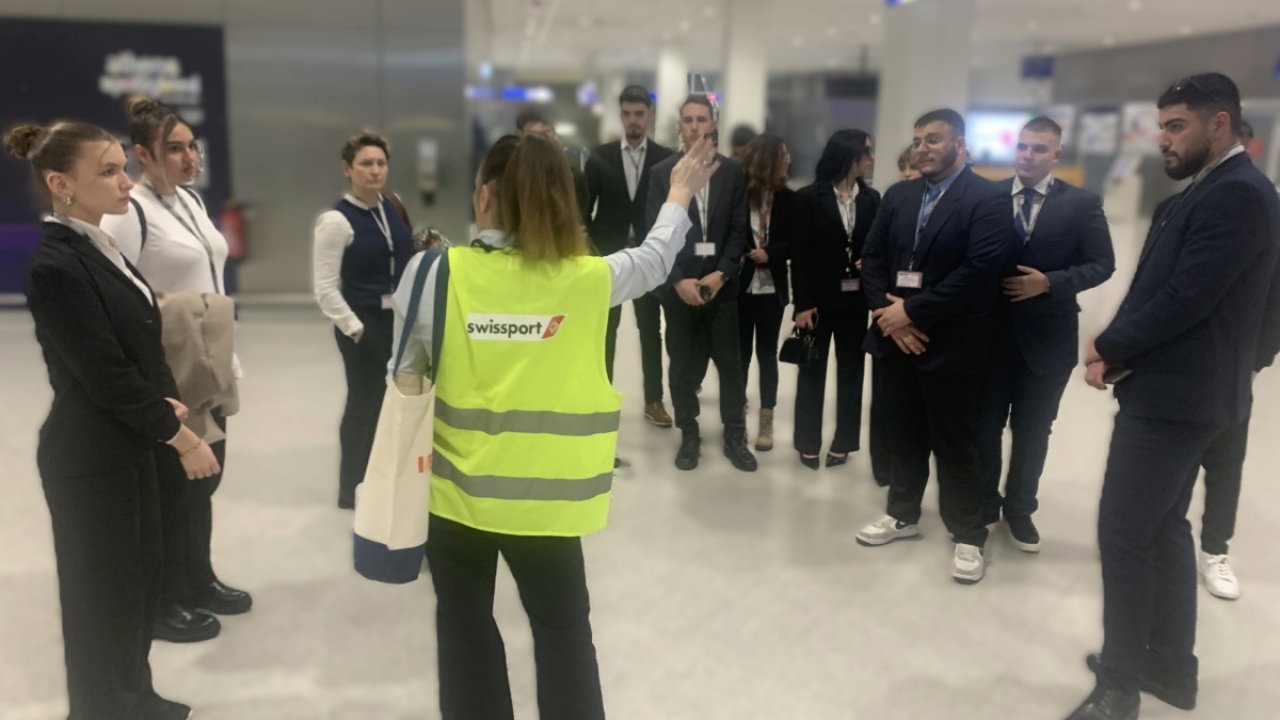 Φοιτητές της Σχολής Τουρισμού συμμετείχαν σε μια μοναδική βιωματική εμπειρία στον Διεθνή Αερολιμένα Αθηνών